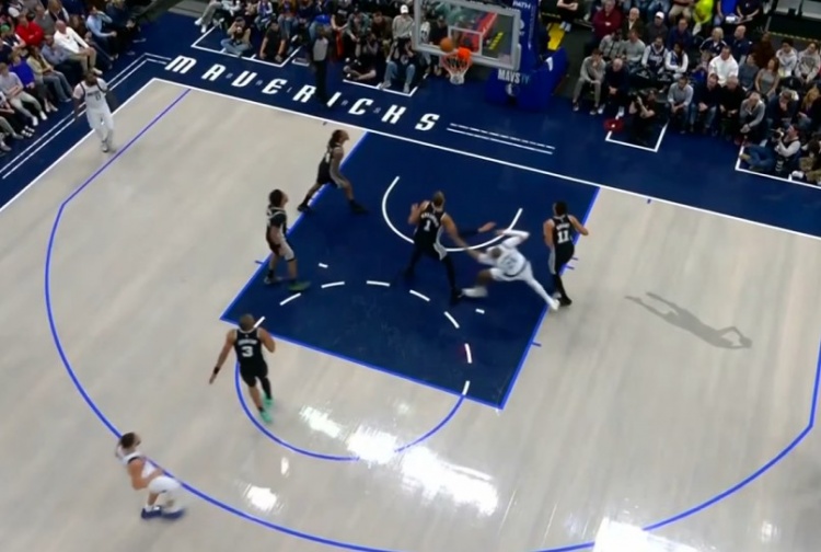 KAIYUNSPORTS-发力过猛！克莱跳投命中 卡布卡位顶翻加福德裁判回看普通犯规