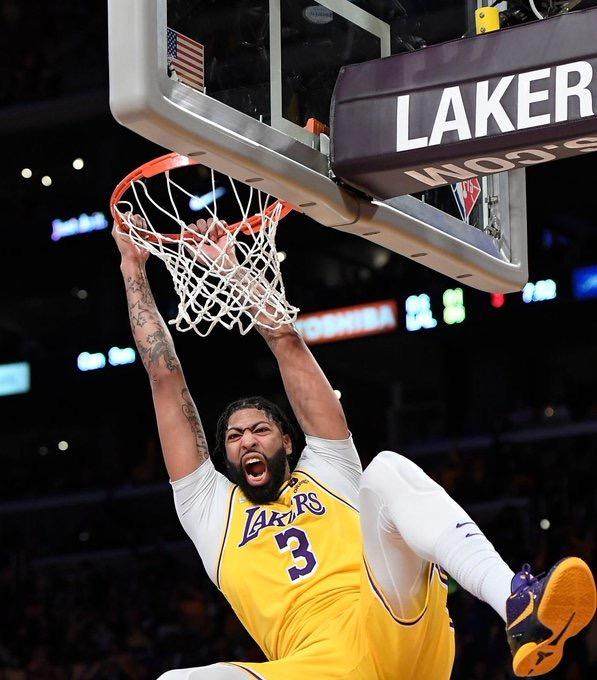 开云体育官方-大前中锋随意切换！戴维斯稳定发挥助湖人走出低谷